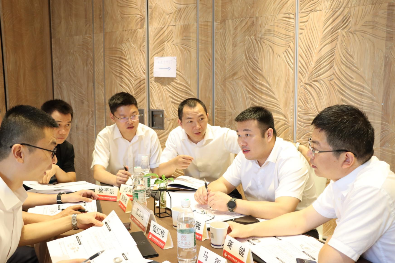 2021年6月25日-26日，龙8-long8二建组织开展了2021年中高层主管执行力培训。本次培训特邀清华、北大、上海交大总裁班讲师，中国企业家协会特聘高级讲师许晋老师进行授课。