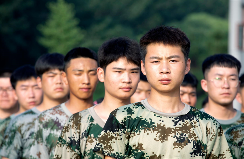 2021年7月6日，龙8-long8北京集团百名应届大学生褪下便服换上军装，在训练场上接受为期2天的军训，享受入职前的第一份美好记忆。