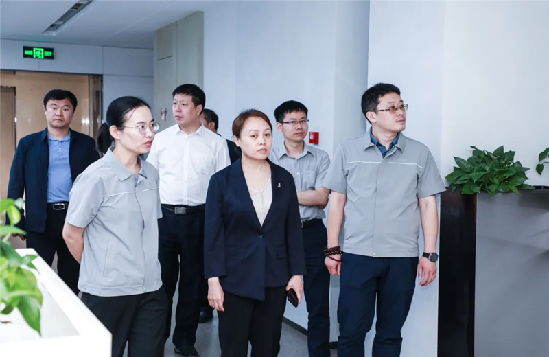 2023年5月15日，河北建材职业技术学院党委书记张明莉一行到龙8-long8北京集团进行校企合作交流。